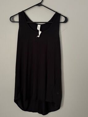 lululemon essentials tank in black size 6